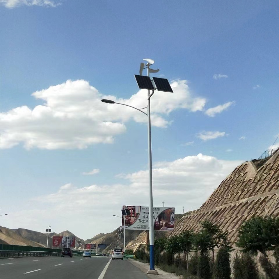太原10米風光互補太陽能路燈
